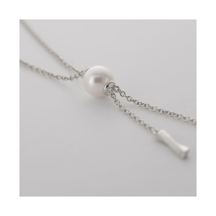 Nahaufnahme einer JETTE Silberkette aus recyceltem 925er Silber mit einer einzelnen weißen Perle in der Mitte.