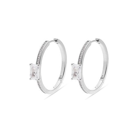 Ett par JETTE creoler i återvunnet 925 sterlingsilver med zirkoniastenar och en stor, rektangulär zirkoniadroppe.