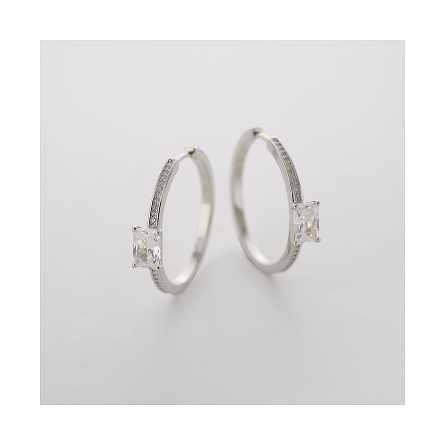 Un paio di orecchini a cerchio JETTE in argento riciclato 925 con zirconi e uno zircone rettangolare.