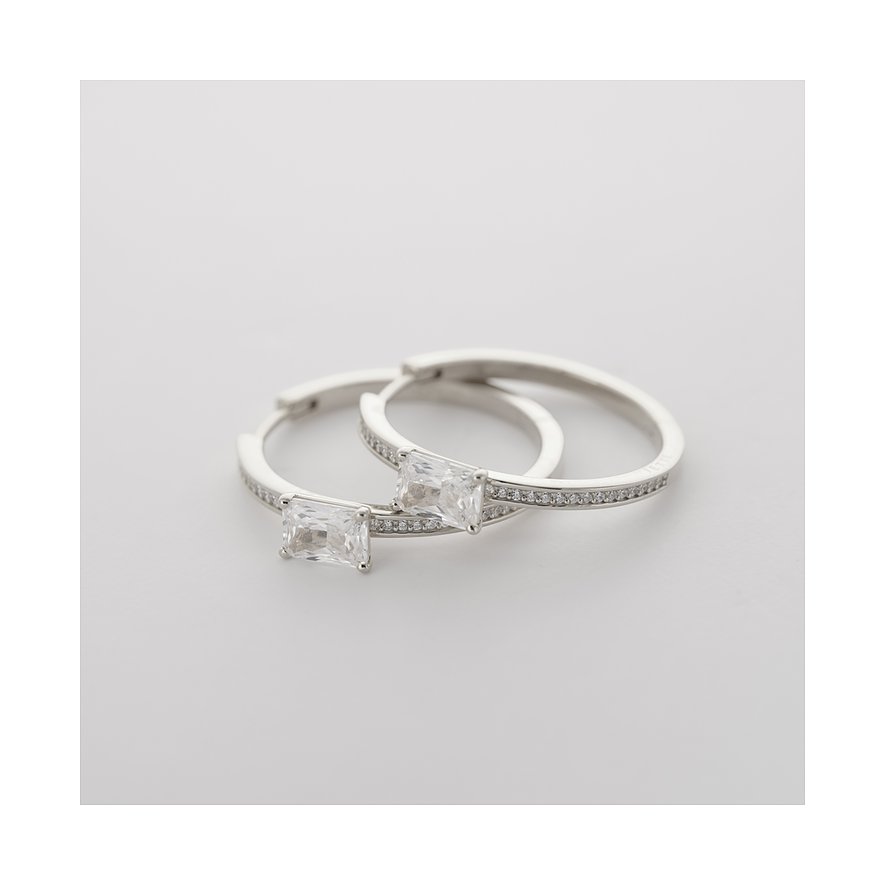 Orecchini a cerchio JETTE in argento riciclato con pietre di zirconia a baguette, leggermente dall'alto.