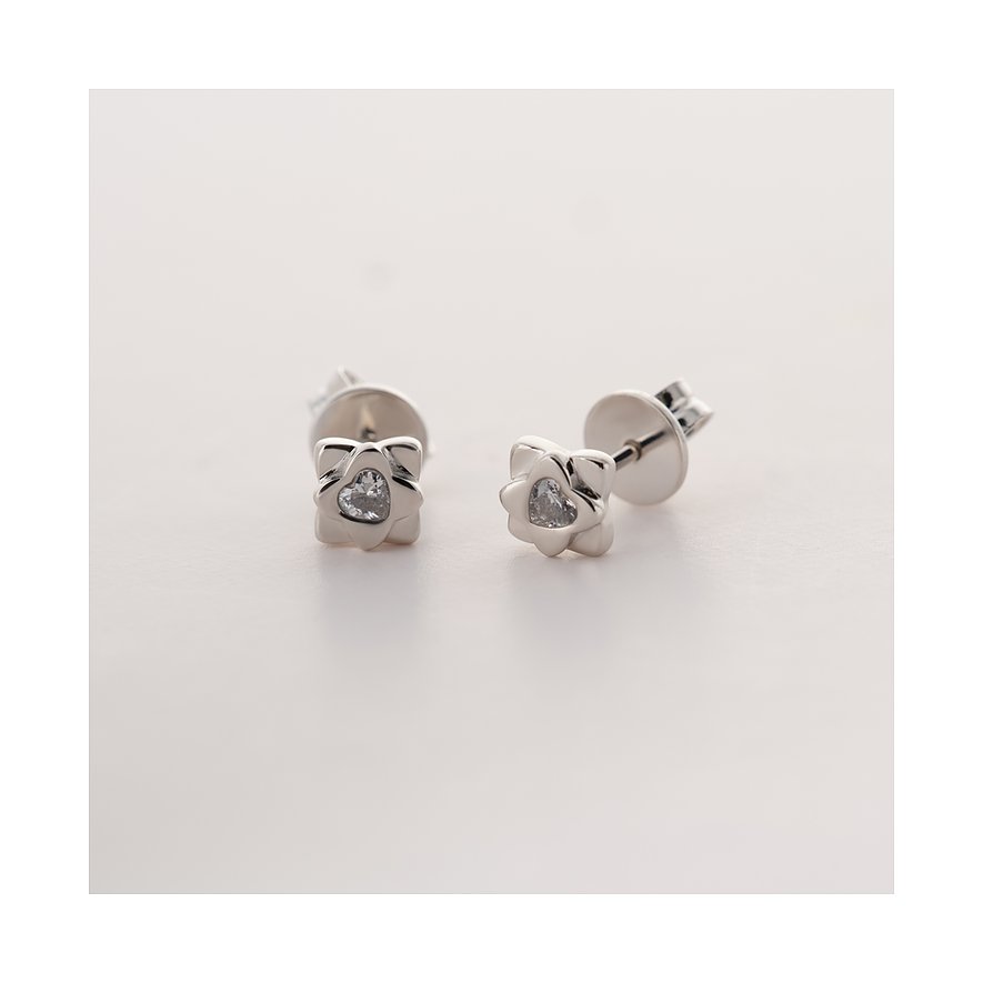 Zwei JETTE Ohrstecker aus recyceltem 925er Silber, jeweils mit einem hellen Zirkonia in Herzform in der Mitte.