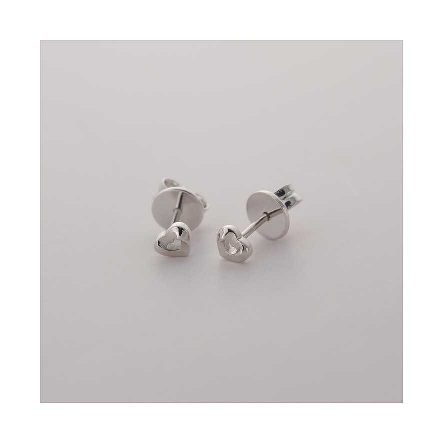 JETTE Ohrstecker aus recyceltem Silber in Herzform, seitliche Ansicht, auf einem weißen Hintergrund.