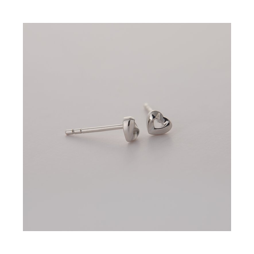 Nahaufnahme der JETTE Ohrstecker aus recyceltem Silber 925, ein Paar herzförmige Silberohrringe auf weißem Hintergrund.