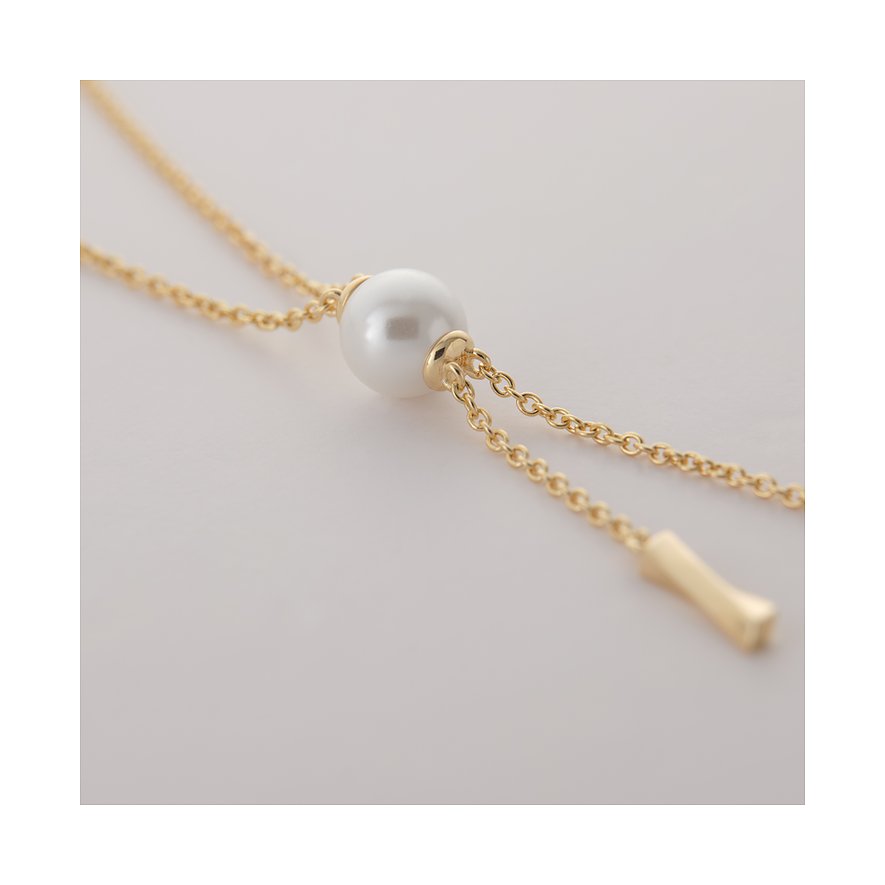 Nahaufnahme einer JETTE Halskette aus recyceltem 925er Silber. Eine weiße Perle ist mittig auf einer goldfarbenen Kette.