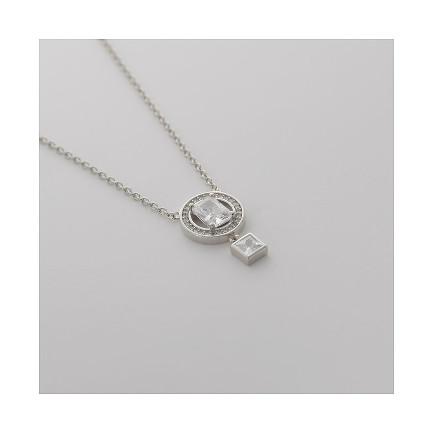 JETTE Halskette: recyceltes 925er Silber. Kreisförmiger Anhänger mit rechteckigem Zirkonia, umgeben von kleinen Zirkonia.