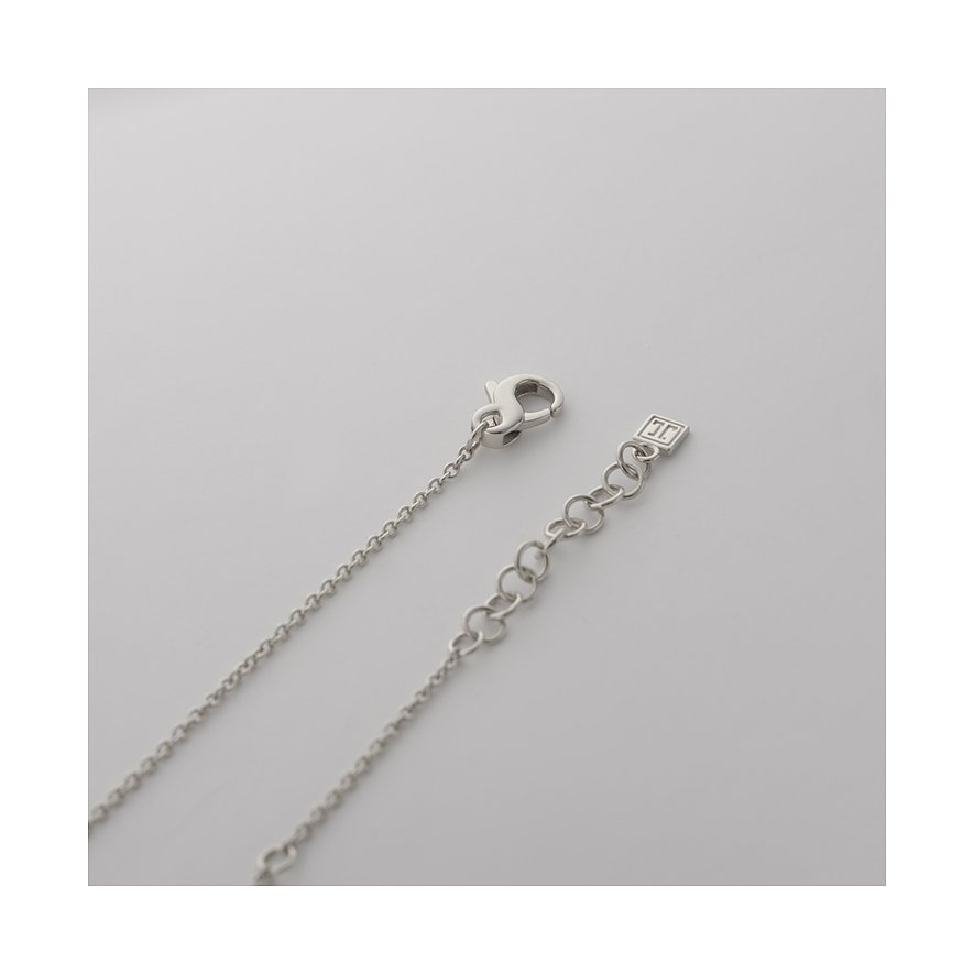 Nahaufnahme der JETTE Halskette aus recyceltem Silber mit Zirkonia-Farbsteinen, Verschluss und Verlängerung.