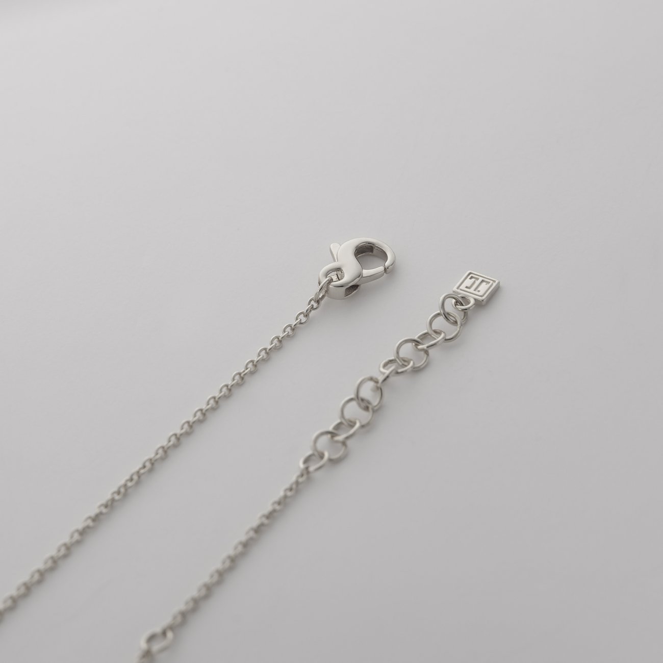 Nahaufnahme der JETTE Halskette aus recyceltem Silber mit Zirkonia-Farbsteinen, Verschluss und Verlängerung.