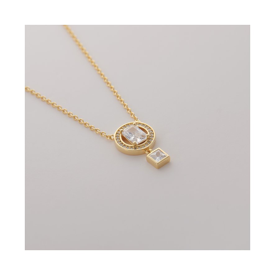 JETTE Halsschmuck aus recyceltem, vergoldetem Silber mit Zirkonia, Nahaufnahme einer Halskette mit Anhänger.