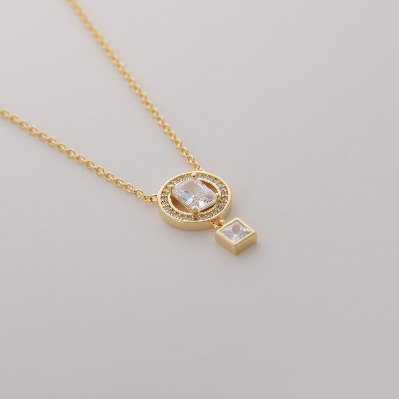 JETTE Halsschmuck aus recyceltem, vergoldetem Silber mit Zirkonia, Nahaufnahme einer Halskette mit Anhänger.