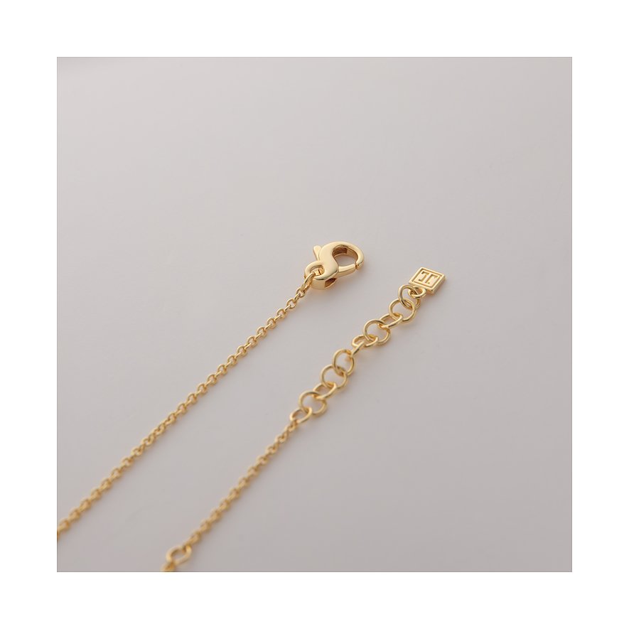 Nahaufnahme des Verschlusses einer JETTE Halskette aus recyceltem Silber mit goldener Beschichtung und Zirkonia.