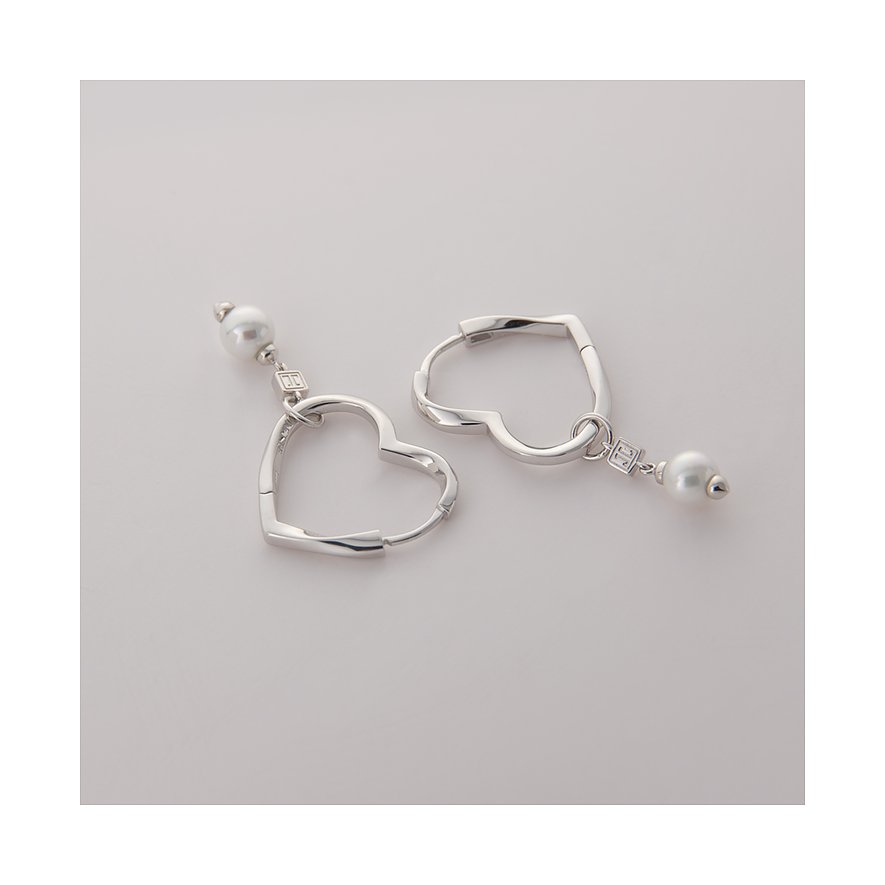 Zwei herzförmige JETTE Ohrringe aus recyceltem Silber mit jeweils einer baumelnden Perle.