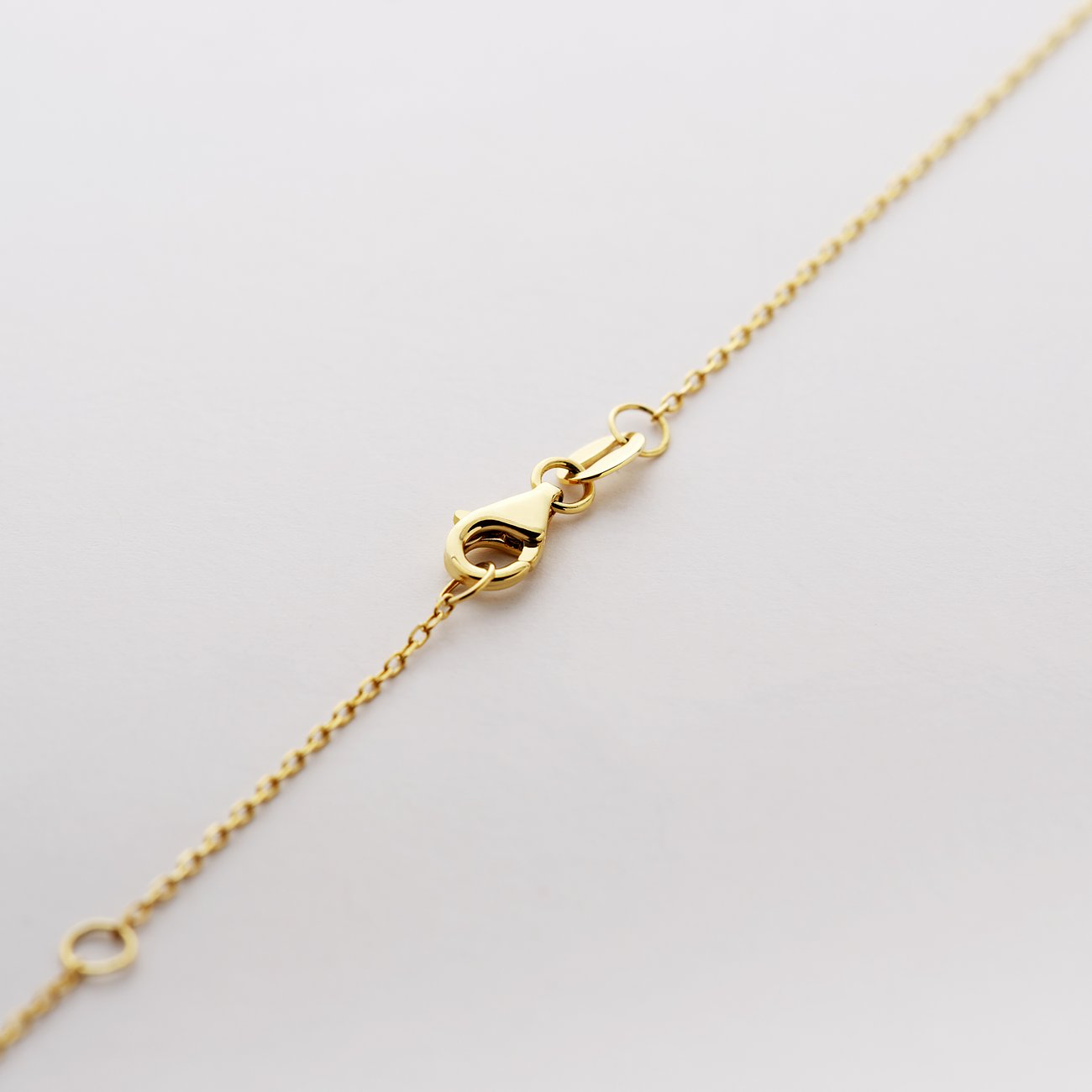 Feingliedrige CHRIST Halsschmuck-Kette aus 585 Gelbgold mit Karabinerverschluss, schräg von oben.