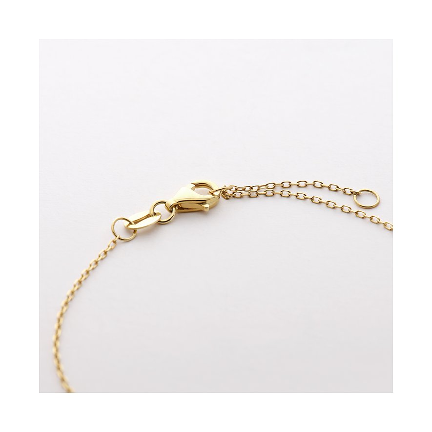 Nærbillede af karabinhagelåsen og forlængerkæden på CHRIST armbåndet i 585 guld.