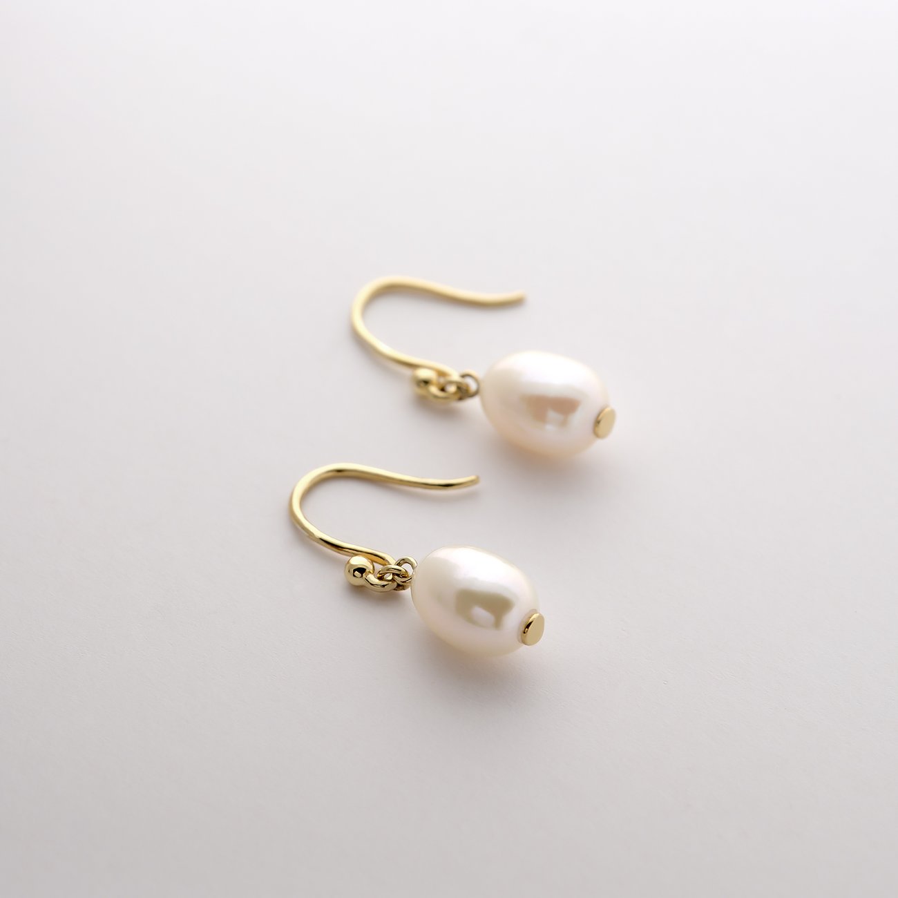 Boucles d'oreilles pendantes CHRIST en or jaune 585 avec perles scintillantes beige clair.