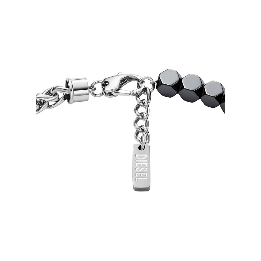 Nahaufnahme des Verschlusses eines Diesel Armbandes aus Edelstahl mit Hämatit-Farbsteinen, Verlängerungskette, Diesel-Anhänger.
