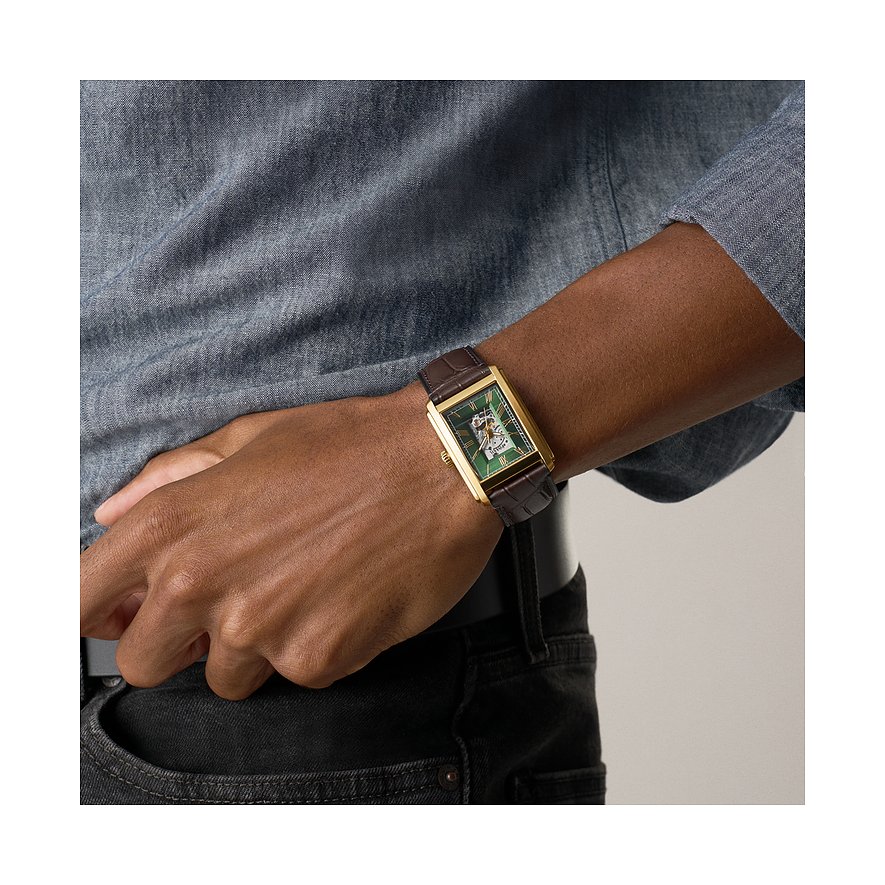 Goldfarbene Fossil Herrenuhr aus Edelstahl am Handgelenk, rechteckiges grünes Zifferblatt, braunes Lederarmband.