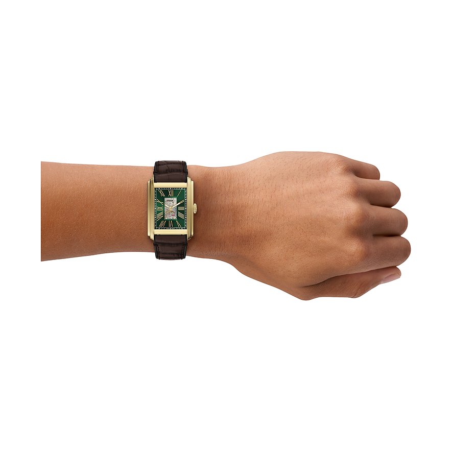 Die Fossil Herrenuhr aus Edelstahl in Goldton hat ein rechteckiges Gehäuse und ein grünes Zifferblatt auf der Hand.