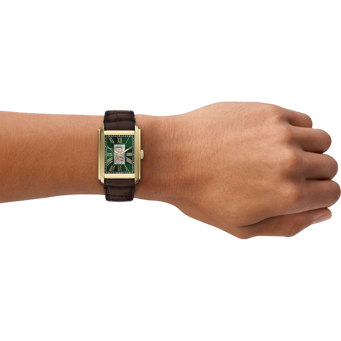 Die Fossil Herrenuhr aus Edelstahl in Goldton hat ein rechteckiges Gehäuse und ein grünes Zifferblatt auf der Hand.
