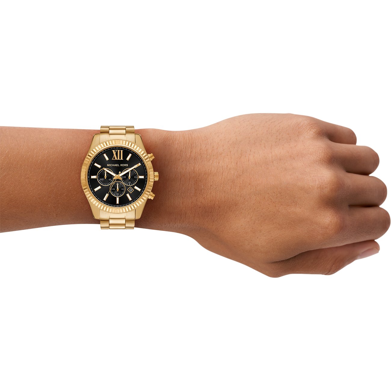 Goldfarbene Michael Kors Armbanduhr aus Edelstahl am Handgelenk. Schwarzes Zifferblatt mit römischen Ziffern.