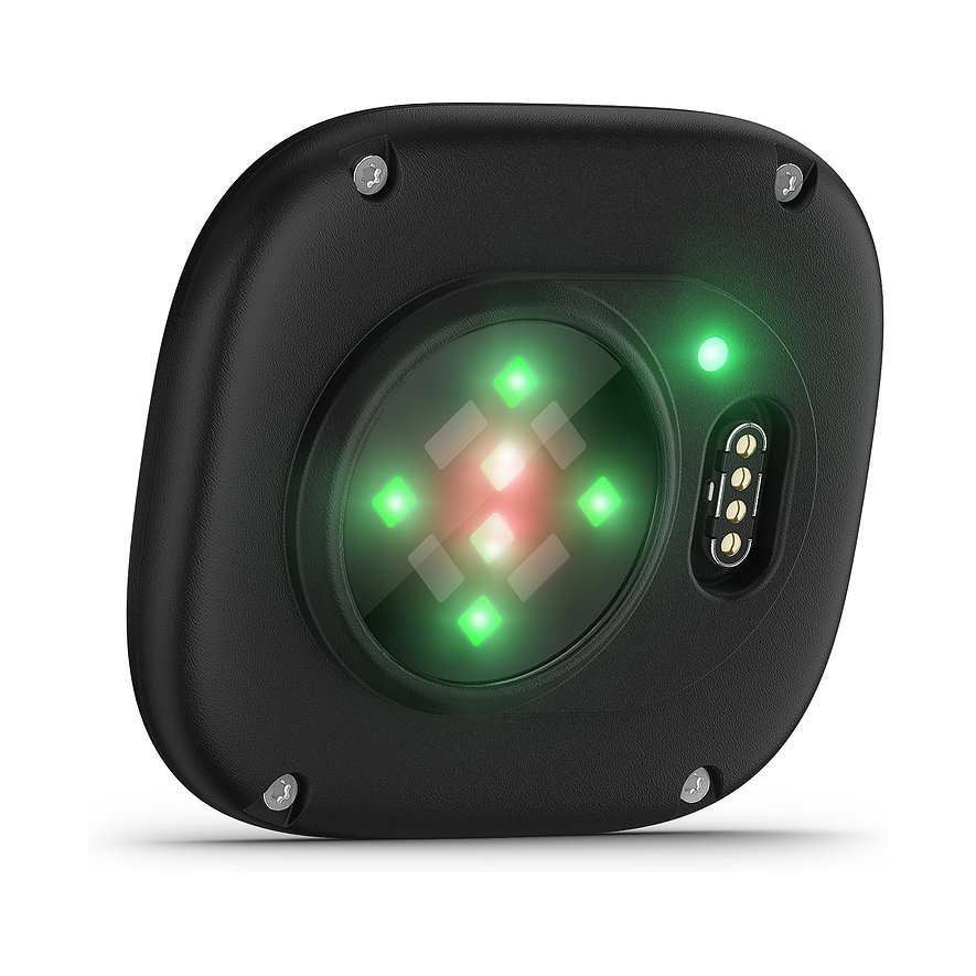 Rückseite des schwarzen Garmin Kunststoff-Activitytrackers mit leuchtend grünen und roten Sensoren und Ladekontakten.