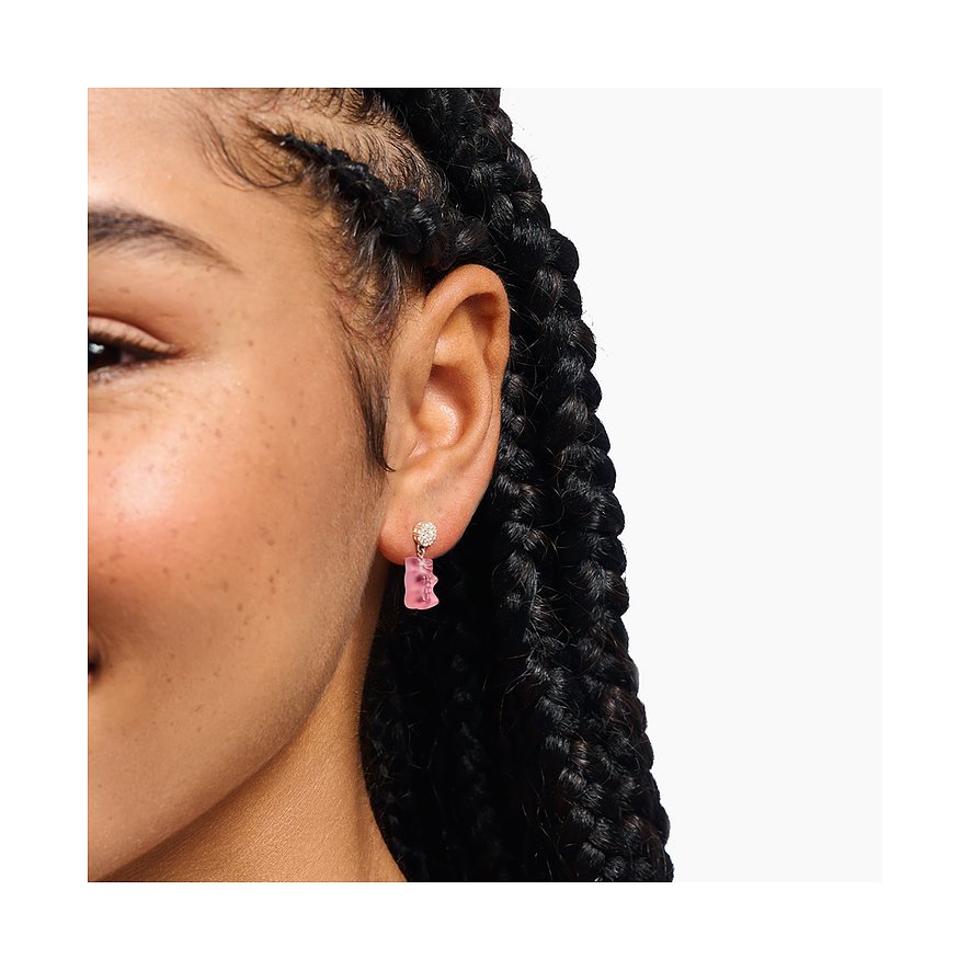 Thomas Sabo Bär-Ohrring aus Silber mit rosa Zirkonia, im Ohr einer Person, links im Bild Nahaufnahme des Gesichts.