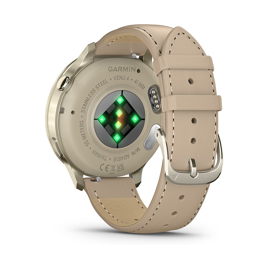 Rückseite der beigen Garmin Smartwatch aus Kunststoff mit leuchtenden Sensoren und beigem Lederband mit silberner Dornschließe.