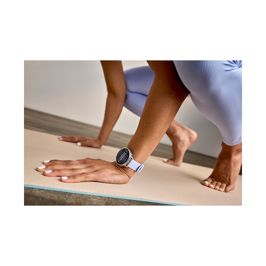 Eine Person macht Sport und trägt dabei eine Garmin Smartwatch aus Kunststoff mit lila Band am Handgelenk.
