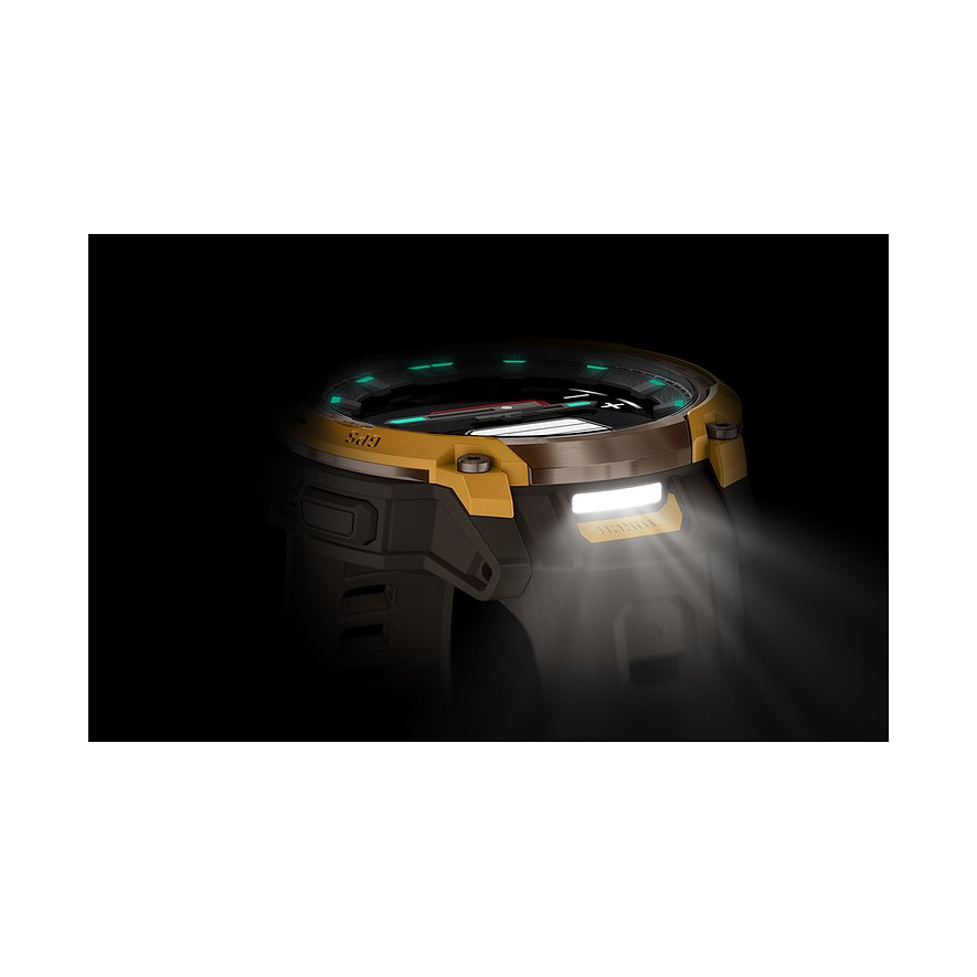 Nahaufnahme einer Garmin Smartwatch aus Kunststoff mit leuchtender Taschenlampe und grün leuchtendem Zifferblatt.