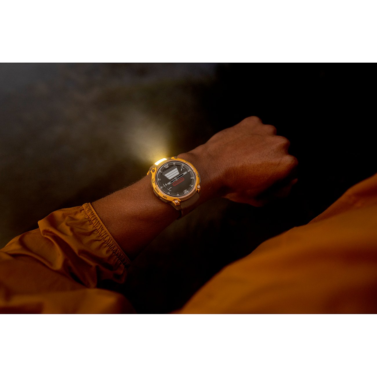 Eine Garmin Smartwatch aus Kunststoff mit goldfarbenem Gehäuse am Handgelenk eines Trägers, die ein helles Licht ausstrahlt.