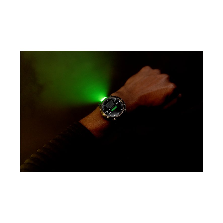 Eine Garmin Smartwatch aus Kunststoff am Handgelenk, die einen grünen Lichtkegel ausstrahlt, aus der Nähe.