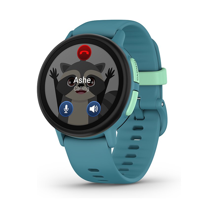 Eine Garmin Smartwatch aus blauem Kunststoff mit einem Display, das einen Waschbären und den Text „Ashe Calling“ zeigt.