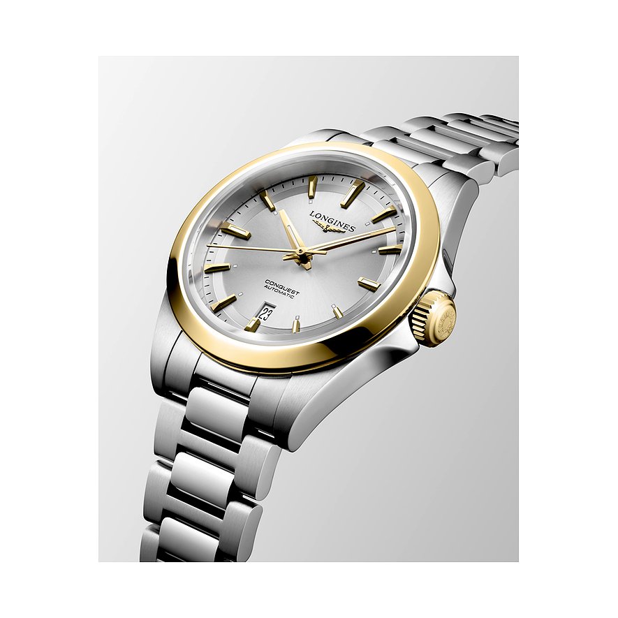 Nahaufnahme einer Longines Damenuhr aus Edelstahl mit goldenem Rand und Ziffern sowie einem silberfarbenen Ziffernblatt.