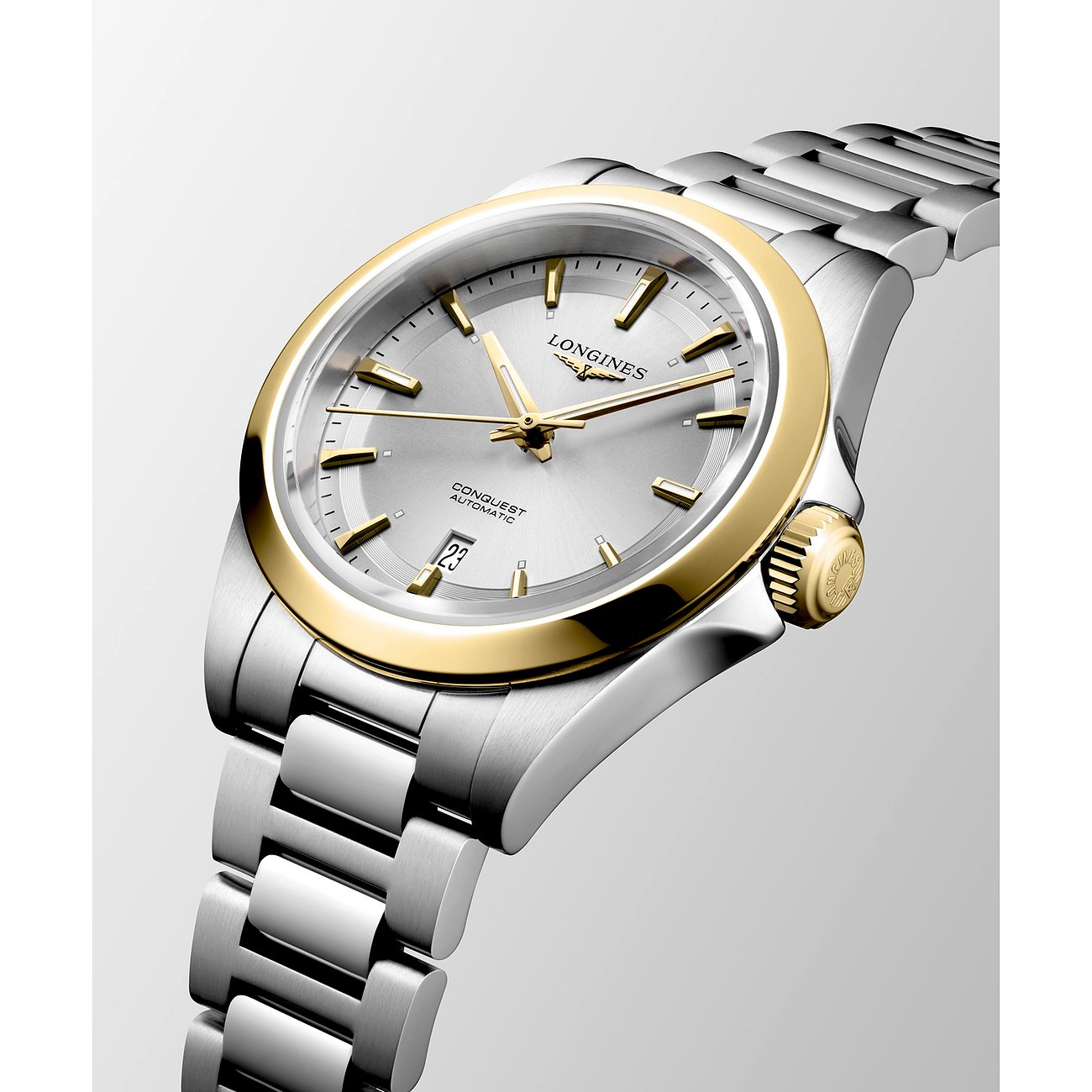 Nahaufnahme einer Longines Damenuhr aus Edelstahl mit goldenem Rand und Ziffern sowie einem silberfarbenen Ziffernblatt.