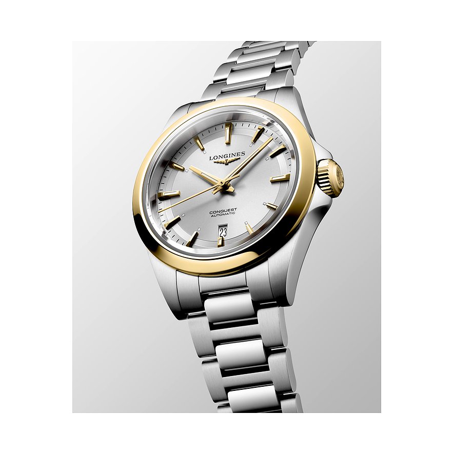 Nahaufnahme einer Longines Damenuhr aus Edelstahl mit goldenem Zifferblattring und Krone, silbergrauem Zifferblatt.