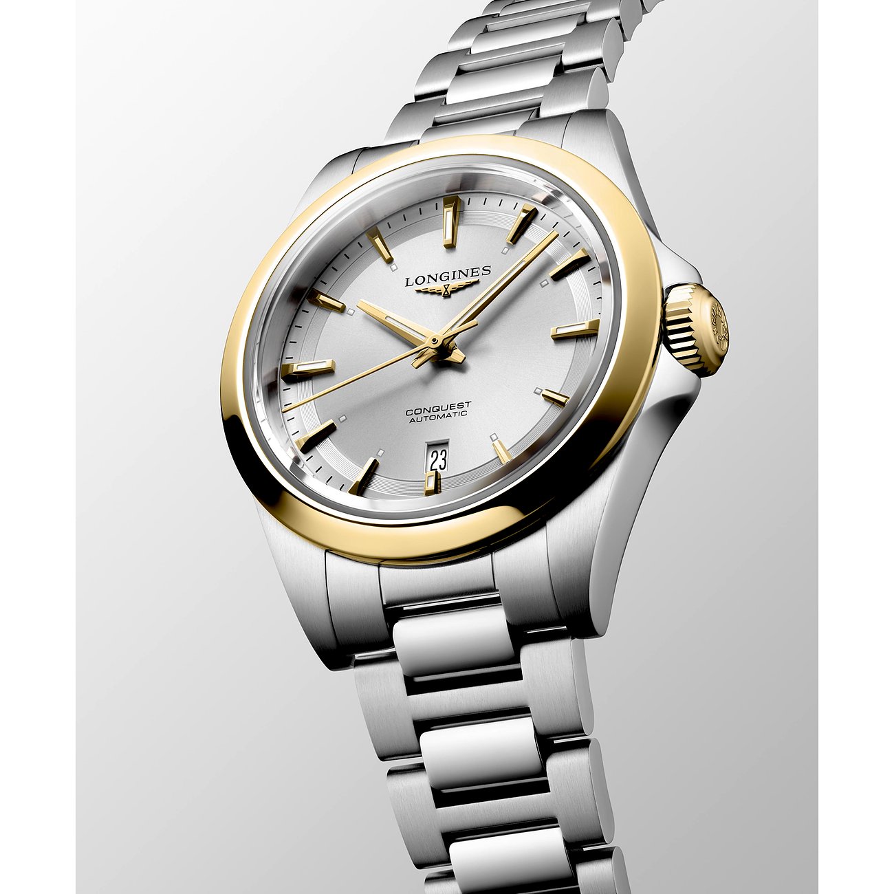 Nahaufnahme einer Longines Damenuhr aus Edelstahl mit goldenem Zifferblattring und Krone, silbergrauem Zifferblatt.