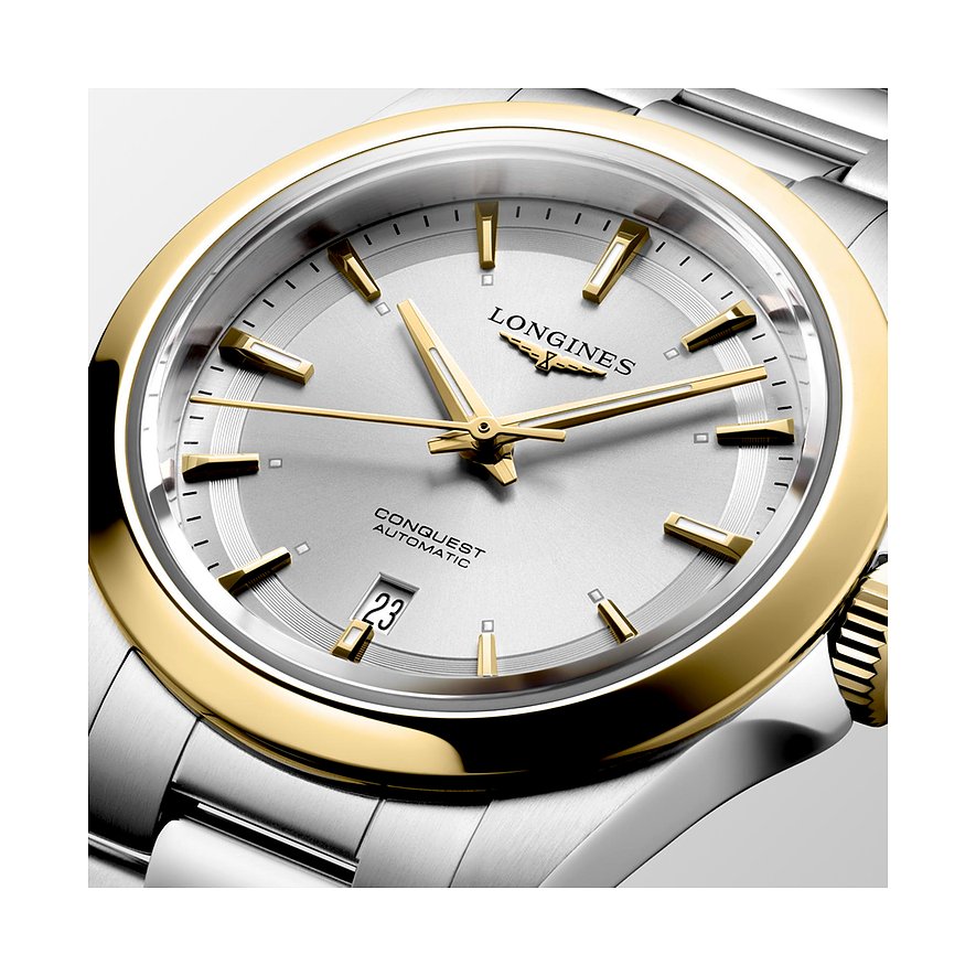 Nahaufnahme einer Longines Damenuhr aus Edelstahl mit silbernem Zifferblatt, goldenem Gehäuse und goldenen Zeigern.