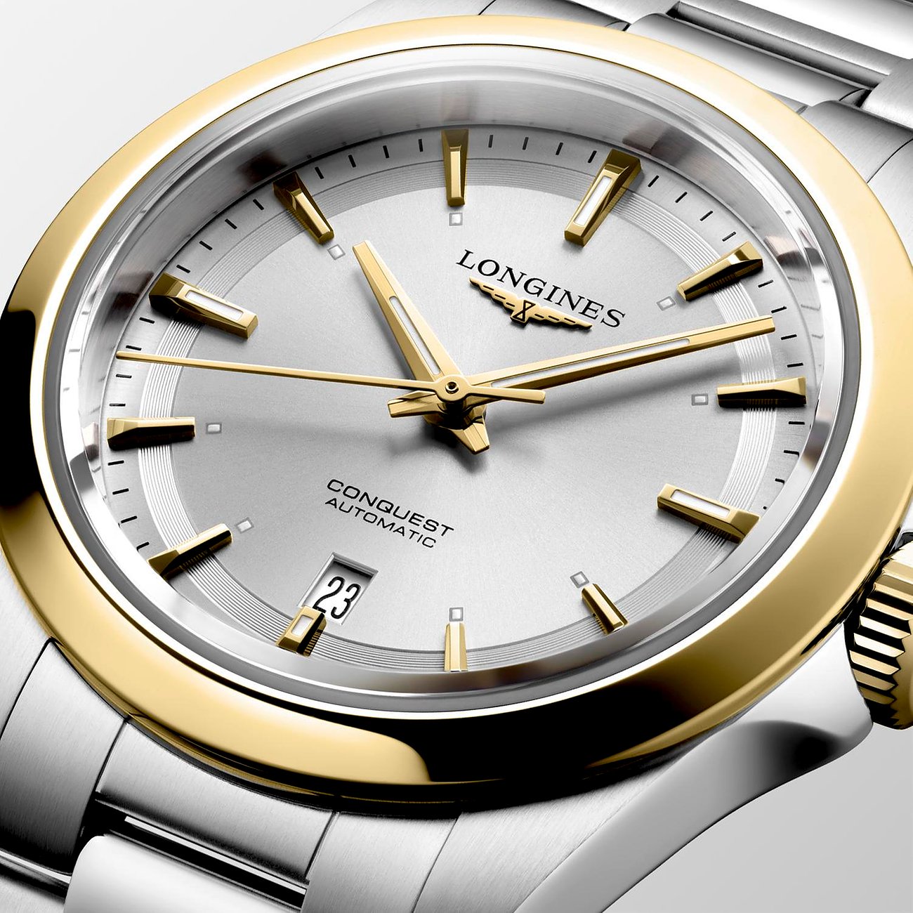 Nahaufnahme einer Longines Damenuhr aus Edelstahl mit silbernem Zifferblatt, goldenem Gehäuse und goldenen Zeigern.