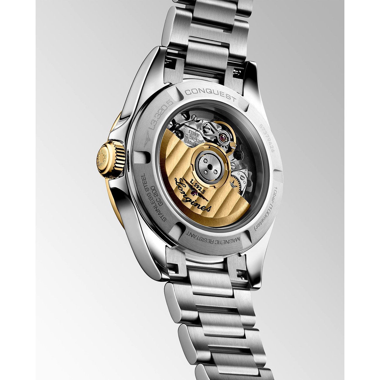 Rückseite einer Longines Damenuhr aus Edelstahl von schräg oben gesehen, mit Blick auf das Uhrwerk.