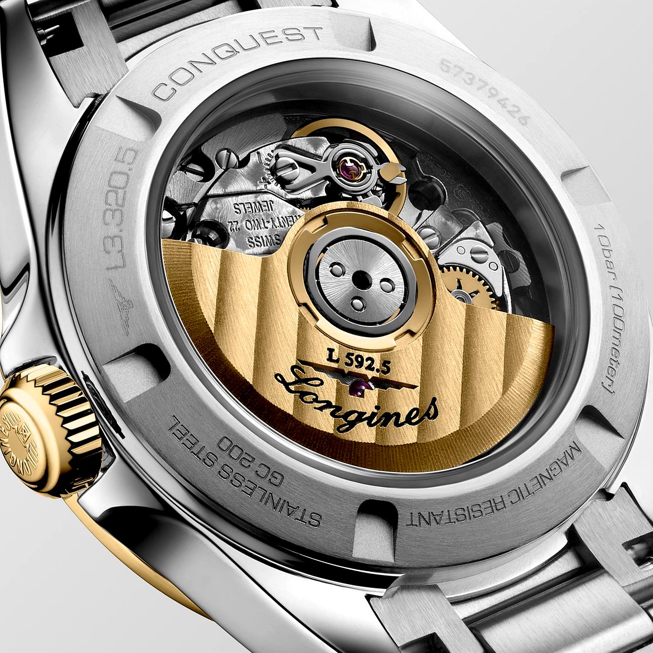 Rückansicht einer Longines Damenuhr „Conquest“ mit goldenem Edelstahlboden und transparentem Saphirglasboden, der das Uhrwerk zeigt.