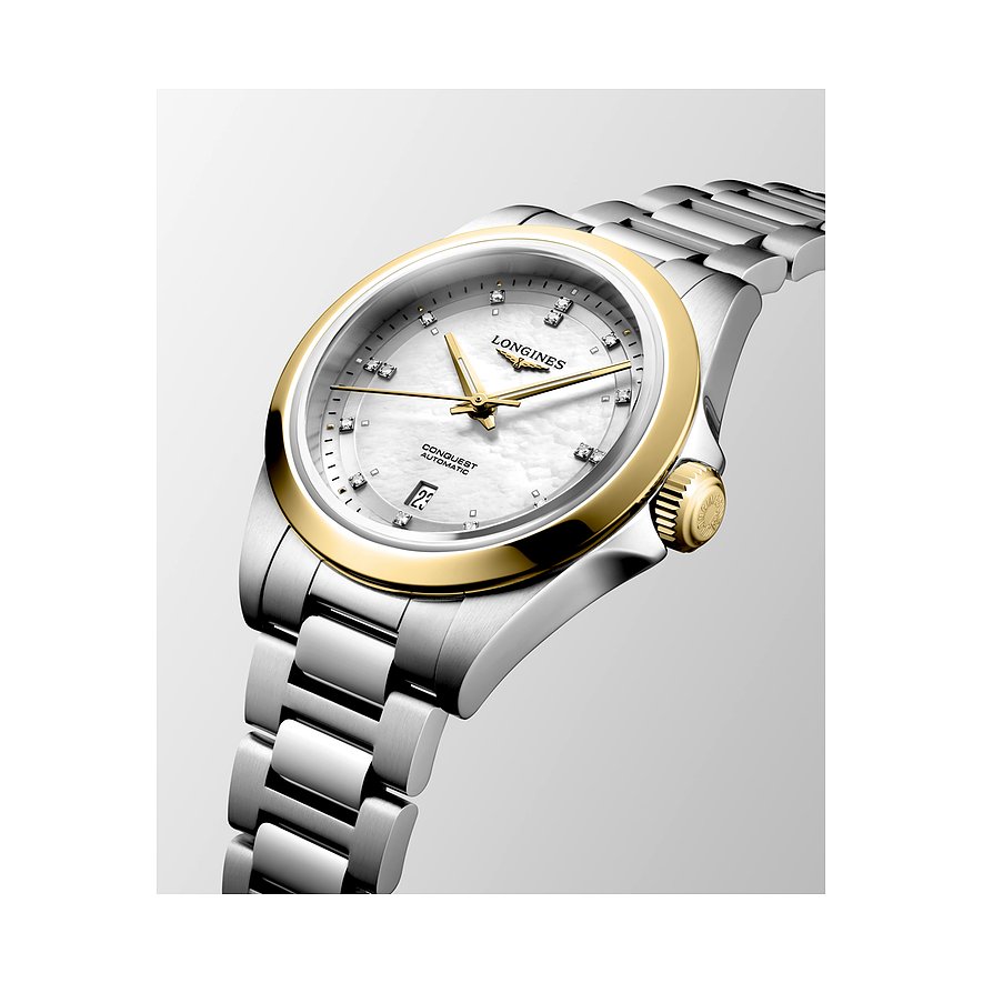 Nahaufnahme einer luxuriösen Longines Damenuhr aus Edelstahl mit goldenem Rand und Diamanten auf dem Perlmuttzifferblatt.