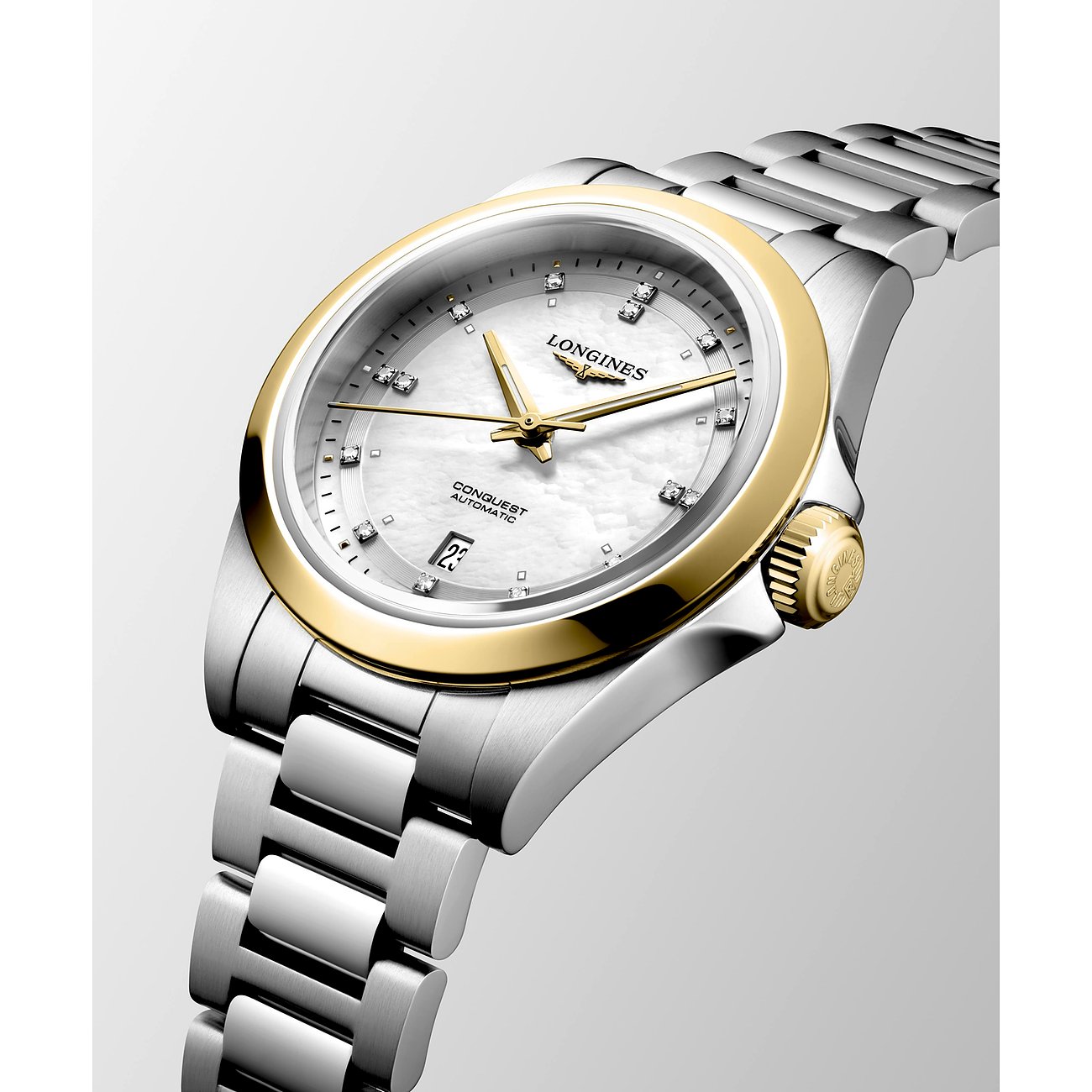 Nahaufnahme einer luxuriösen Longines Damenuhr aus Edelstahl mit goldenem Rand und Diamanten auf dem Perlmuttzifferblatt.