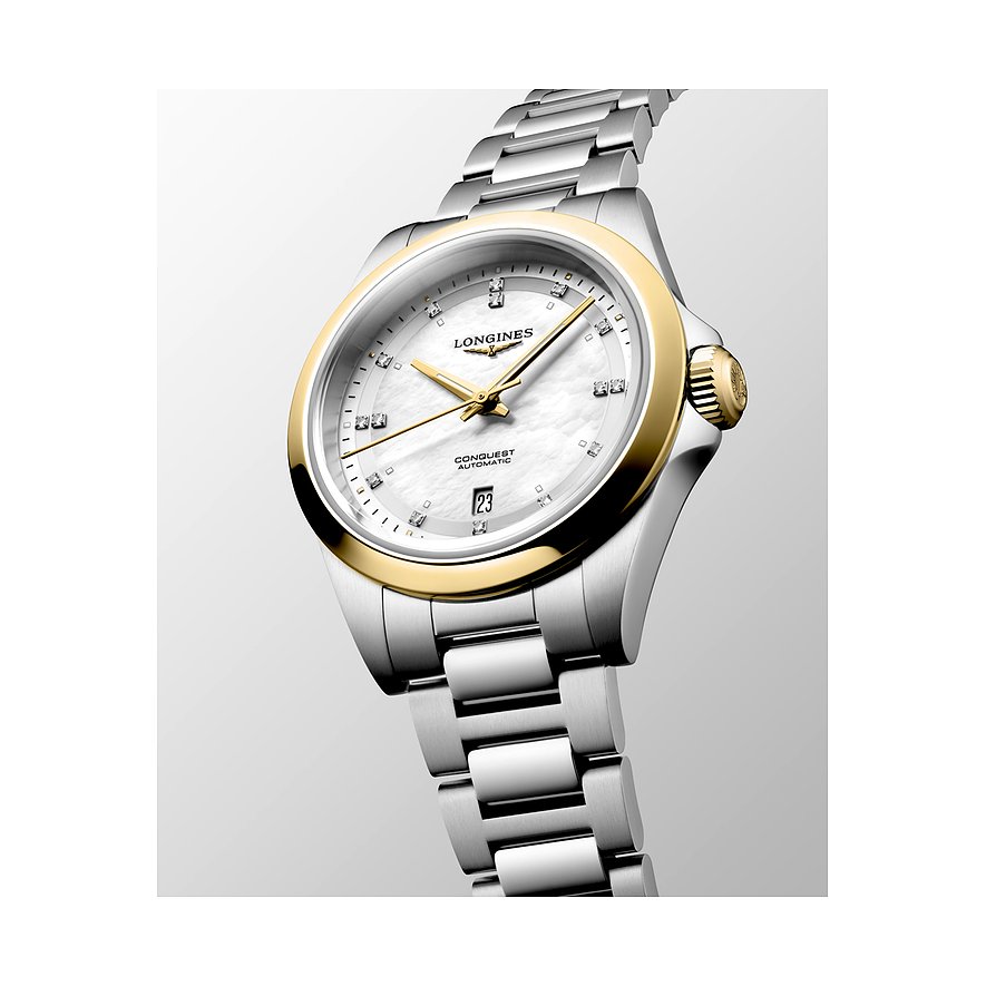 Nahaufnahme der Longines Conquest Automatic Damenuhr aus Edelstahl mit goldenem Rand, Perlmuttzifferblatt und Diamantindizes.
