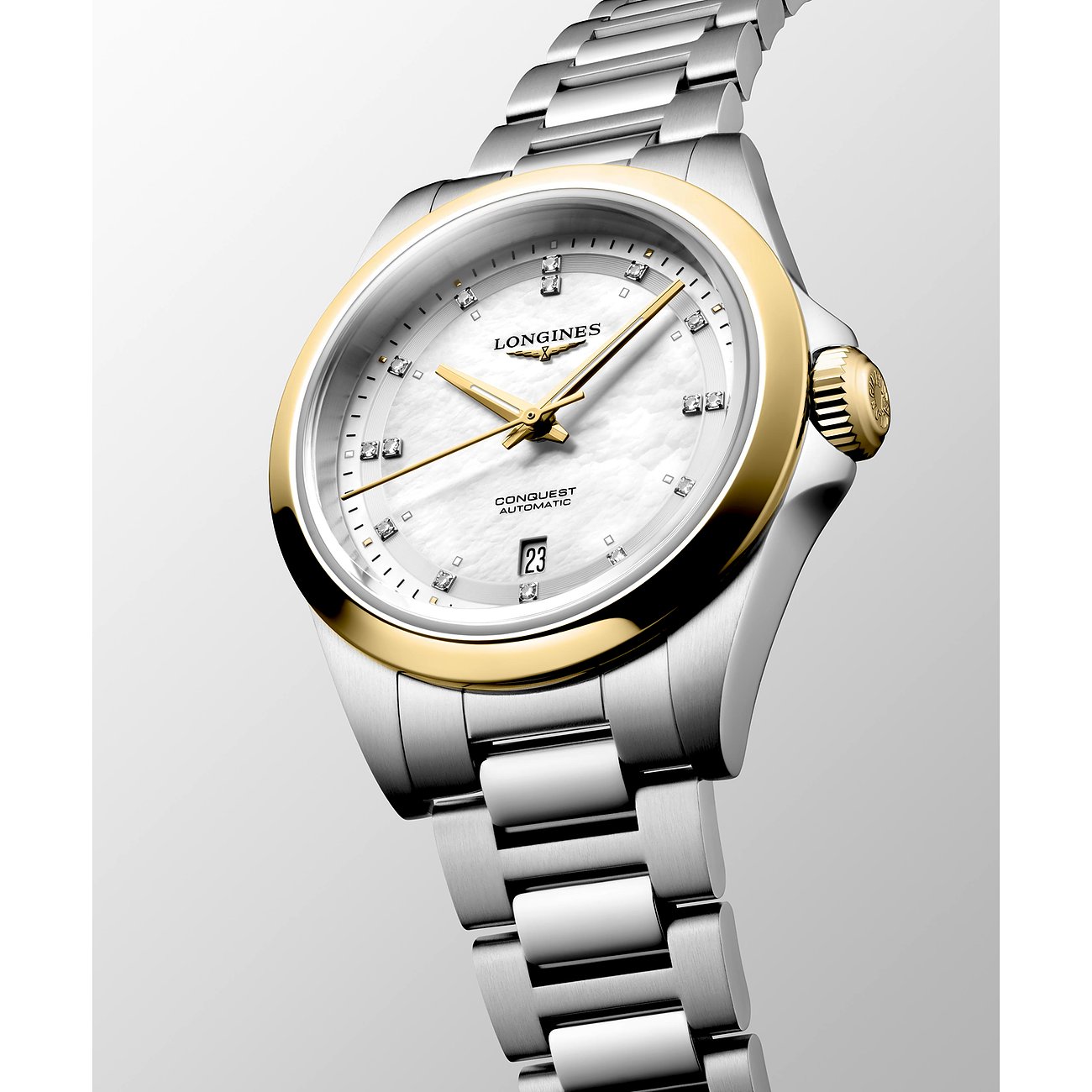 Nahaufnahme der Longines Conquest Automatic Damenuhr aus Edelstahl mit goldenem Rand, Perlmuttzifferblatt und Diamantindizes.