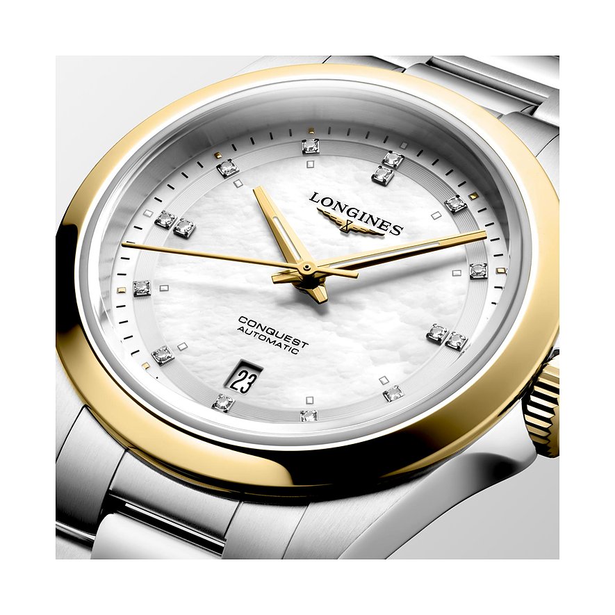 Die Longines Damenuhr aus Edelstahl hat ein perlmuttfarbenes Zifferblatt mit Diamanten und goldfarbenen Zeigern.