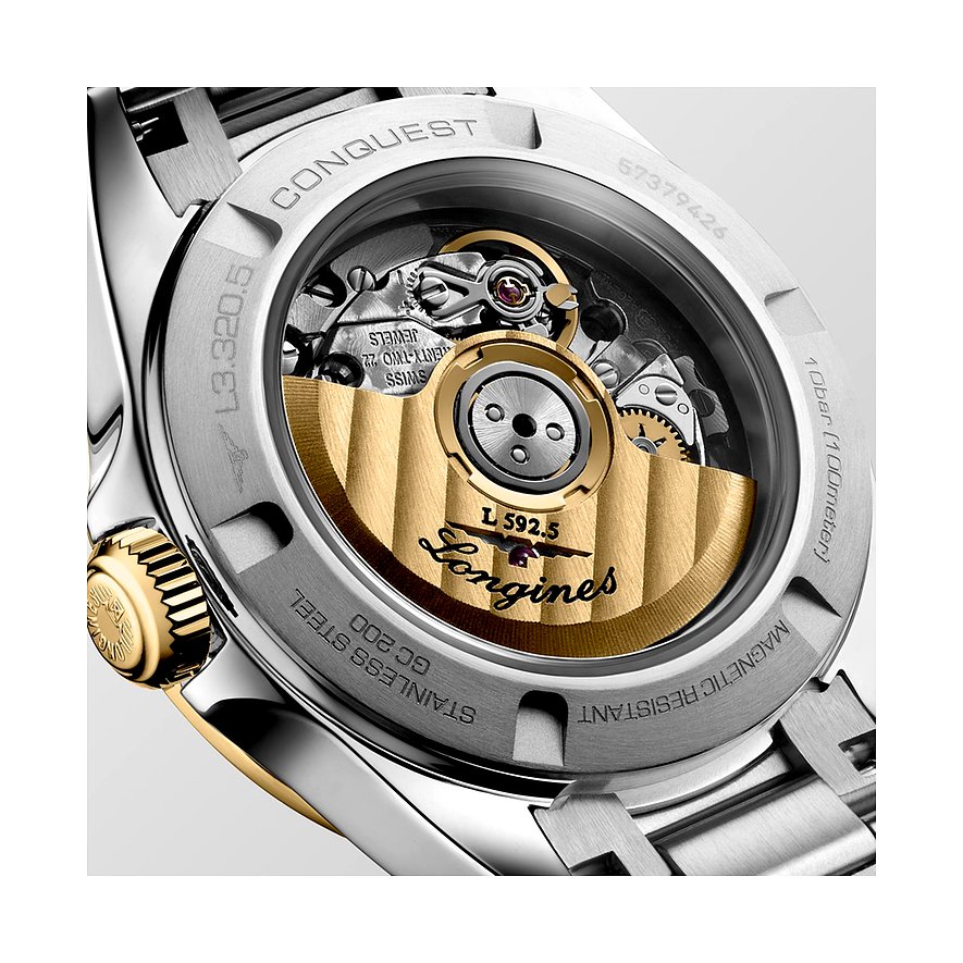 Rückseite einer Longines Damenuhr aus Edelstahl mit sichtbarem, goldenem Uhrwerk und Gravuren des Markennamens.