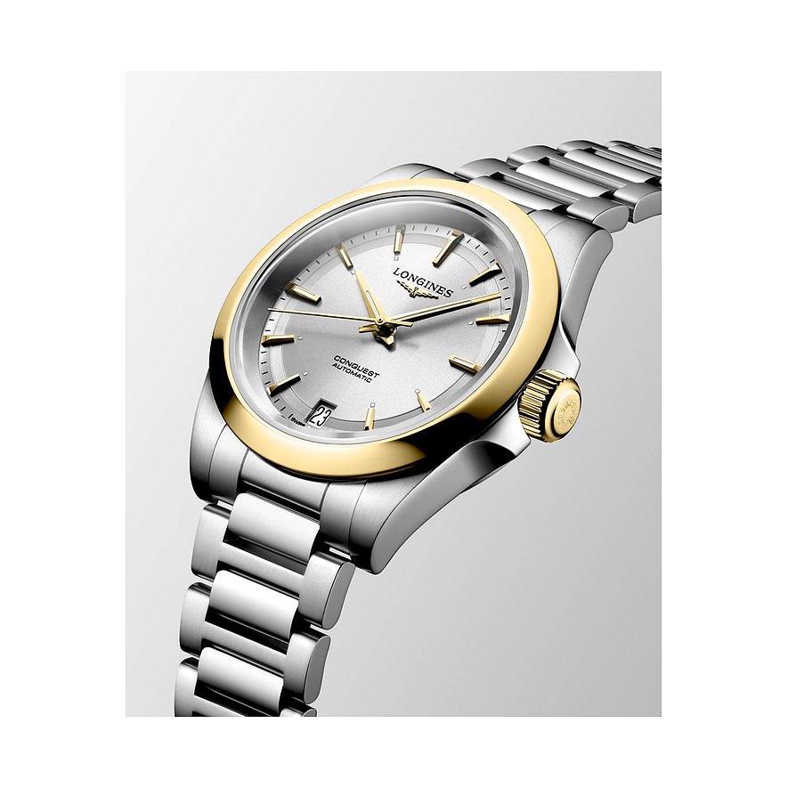 Nahaufnahme einer Longines Damenuhr aus Edelstahl und goldfarbenem Metall von der Seite, silbernes Zifferblatt sichtbar.