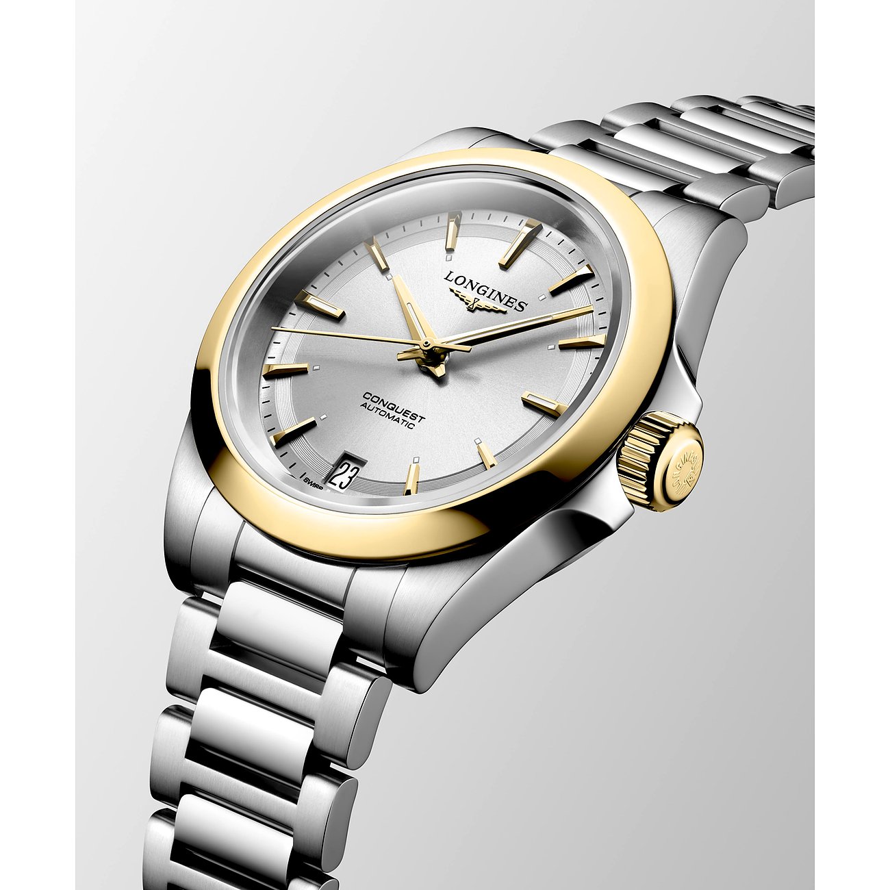 Nahaufnahme einer Longines Damenuhr aus Edelstahl und goldfarbenem Metall von der Seite, silbernes Zifferblatt sichtbar.