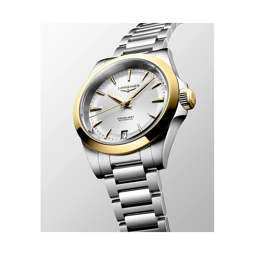 Nahaufnahme einer Longines Damenuhr aus Edelstahl mit einem silbernen Zifferblatt und goldenen Akzenten.