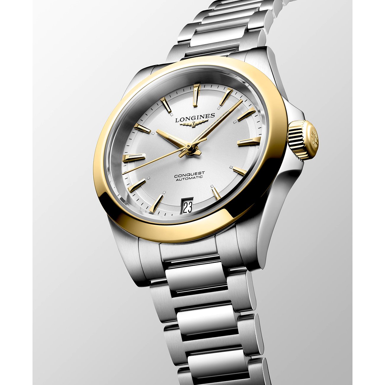Nahaufnahme einer Longines Damenuhr aus Edelstahl mit einem silbernen Zifferblatt und goldenen Akzenten.