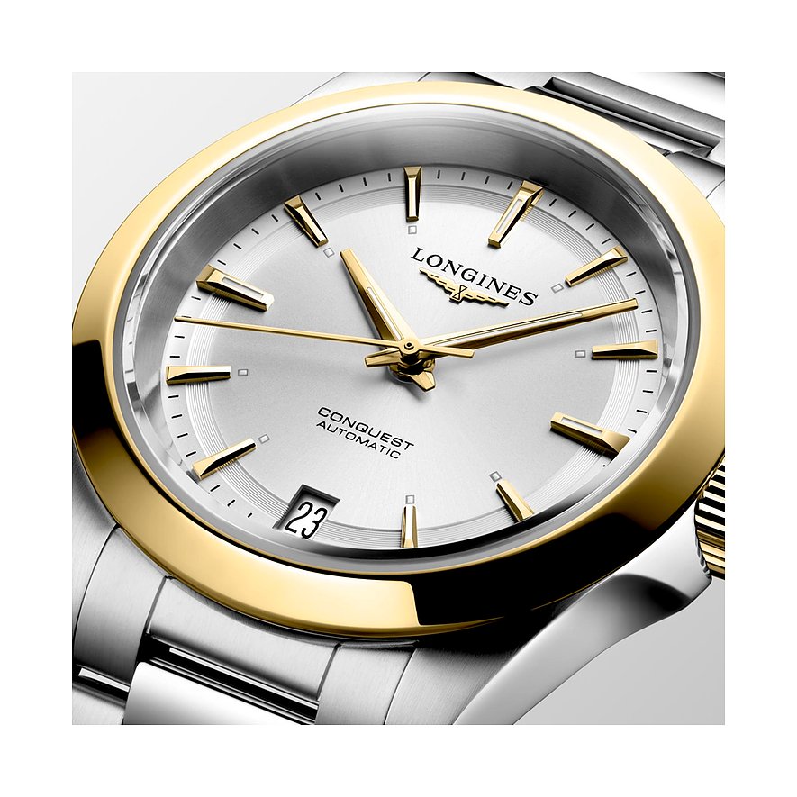 Nahaufnahme einer Longines Damenuhr aus Edelstahl mit goldenem Gehäuse. Das silberne Zifferblatt hat goldene Zeiger.